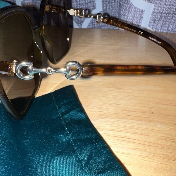 New Gucci sunglasses with case, silk bag and cleaning cloth. - Picture 2 of 7